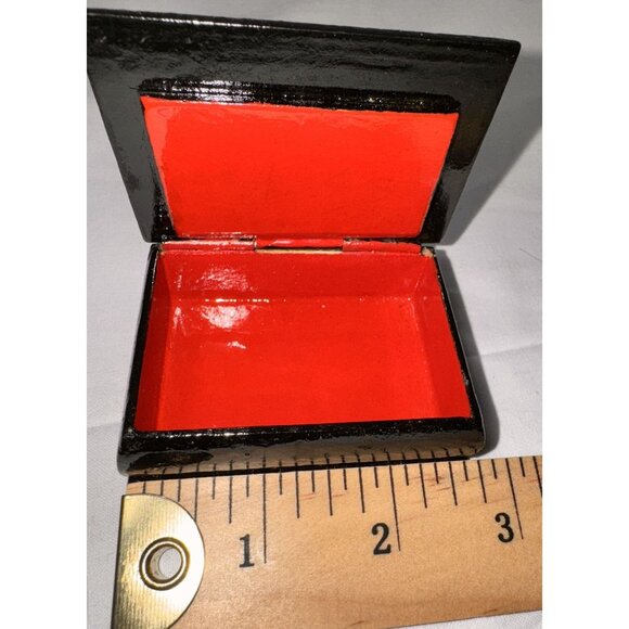 Hand-Painted Russian Lacquer Box With Red Interior & Hinged Lid - Picture 4 of 7
